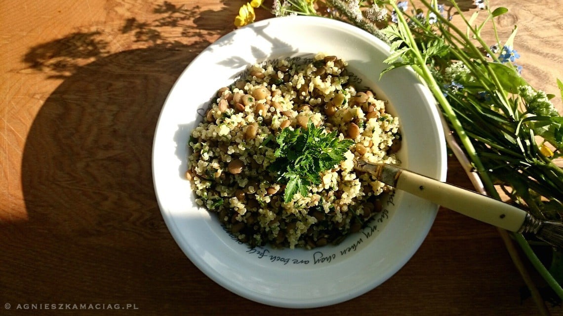 quinoa, soczewica, pesto z zielonej pietruszki